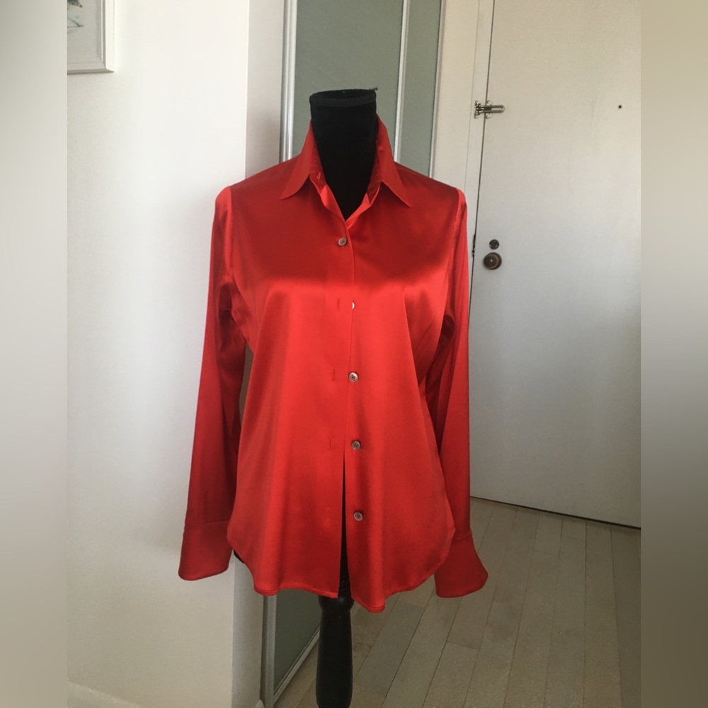 100% silk blouse in very good condition. Size M